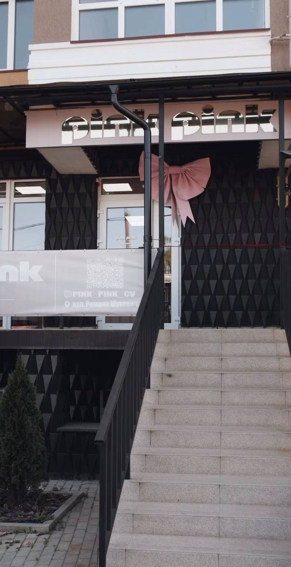Вхід до салону: вивіска pink pink з великим рожевим бантом